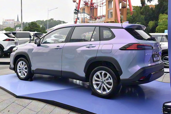 Đèn pha LED của xe được giữ nguyên thiết kế từ bản cao cấp của Corolla Cross, trong khi các phiên bản thấp hơn vẫn dùng đèn truyền thống. Đồ họa đèn hậu trên bản cao cấp cũng được tinh chỉnh lại cho vẻ ngoài sắc sảo hơn. Toyota còn bổ sung màu sơn ngoại thất Titanium Star Grey, sắc xám đang được ưa chuộng tại Trung Quốc, nhằm tăng sức hấp dẫn với khách hàng trẻ.