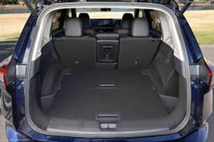 Về vận hành, Nissan X-Trail 2026 tiếp tục sử dụng hệ thống e-Power quen thuộc, bên cạnh tùy chọn động cơ xăng truyền thống. Hãng cũng cung cấp hệ dẫn động bốn bánh e-4ORCE trên các phiên bản cao cấp, cùng gói an toàn Nissan Safety Shield 360.