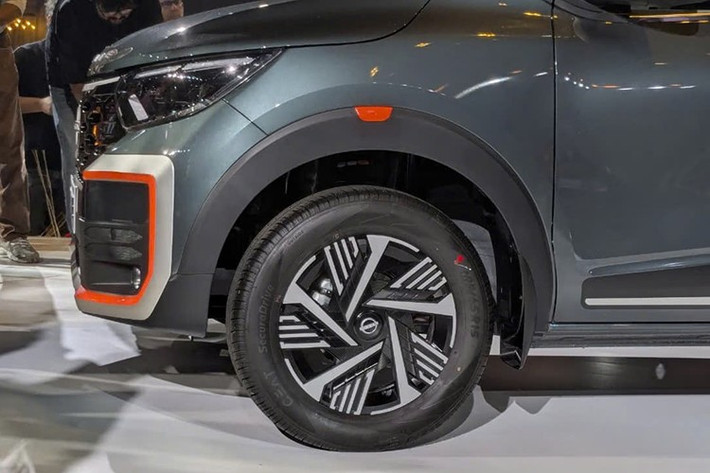 Những điểm nhấn ngoại thất chính của Nissan Gravite bao gồm các chi tiết thiết kế hình chữ C đặc trưng, lưới tản nhiệt màu đen piano, đèn pha LED đặc trưng tích hợp dải đèn LED định vị ban ngày, đèn hậu LED, giá nóc và các cánh cửa mở rộng giúp tăng tính thực dụng.