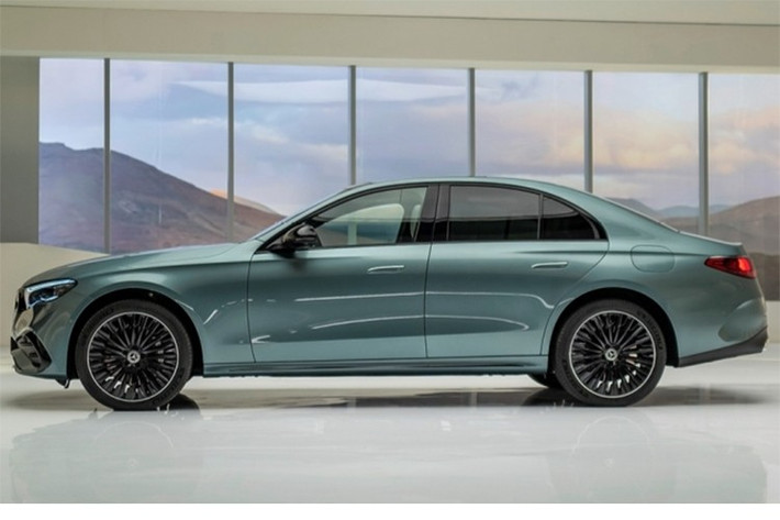E-Class từ lâu đã được xem là biểu tượng của Mercedes-Benz, hội tụ sự thanh lịch và đẳng cấp vượt thời gian. Thế hệ thứ sáu ra mắt lần này không chỉ kế thừa di sản thiết kế lừng lẫy mà còn mang đến nhiều cải tiến quan trọng từ nội thất sang trọng với các vật liệu cao cấp đến các tính năng thông minh hỗ trợ người lái.