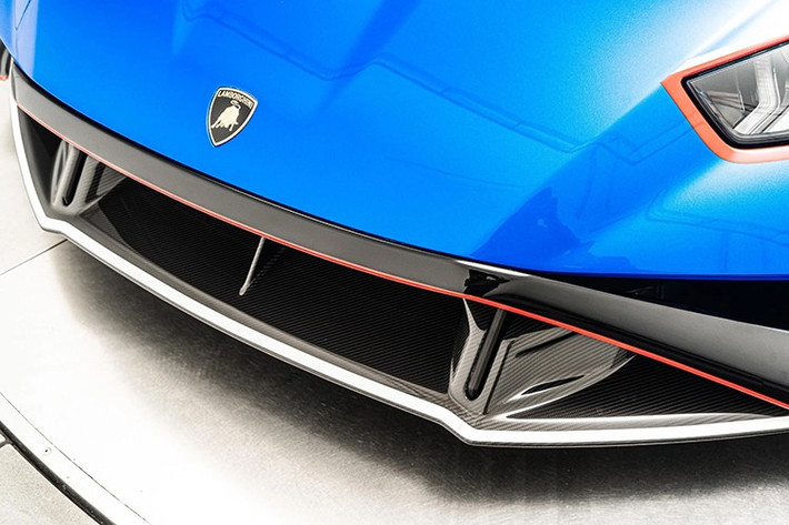 Cản trước bổ sung hai cánh gió phụ sợi carbon giống với Huracan STO SC 10° Anniversario. Mức giá của tuỳ chọn cản trước sợi carbon bóng là 8.700 USD quy đổi 227 triệu đồng. Chiếc Huracan STJ có màu sơn xanh Blu Eliadi có giá lên đến 19.600 USD quy đổi 513 triệu đồng.