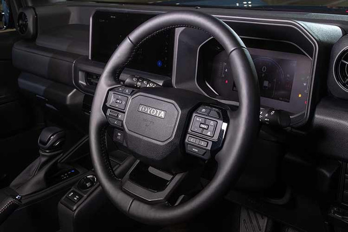 Xe được trang bị các hệ thống an toàn như ABS, EBD, BA, cân bằng điện tử VSC, kiểm soát lực kéo TRC, hỗ trợ khởi hành ngang dốc, hỗ trợ đổ đèo, cảnh báo điểm mù, cảnh báo phương tiện cắt ngang phía sau và camera 360 độ.