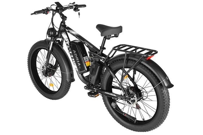 Với một chiếc xe đạp điện như thế này, chúng ta thực sự không thể đòi hỏi quá nhiều ở nó. Đúng như vậy, Tuttio Adria26 được trang bị khung gầm toàn phần, với hệ thống treo được lắp trên một bộ lốp béo.