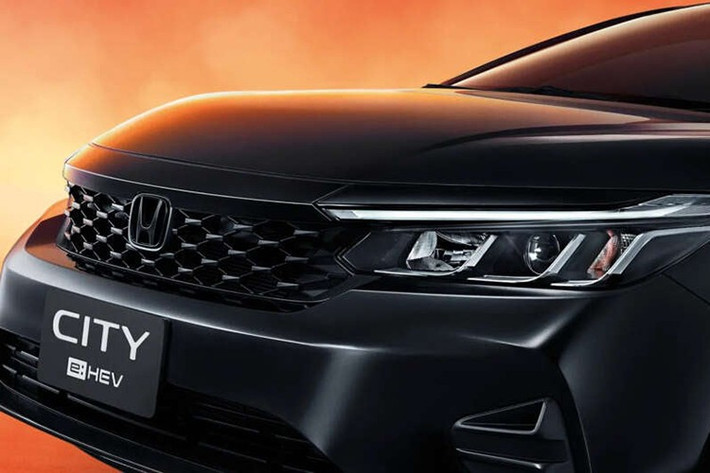 Ngoại thất của City The Black Outshine gây ấn tượng với các chi tiết được sơn đen toàn bộ, bao gồm logo Honda trước và sau, dòng chữ “City” phía sau xe, tay nắm cửa, ốp gương chiếu hậu và mâm hợp kim 16 inch.