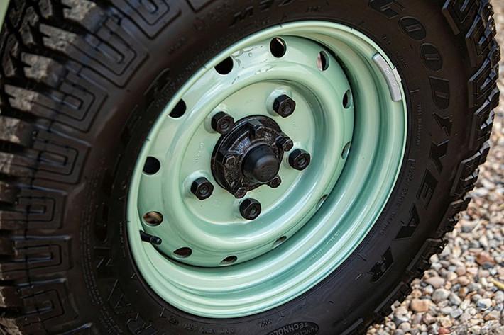 Khi mới ra mắt, Defender Heritage Edition có giá bán lẻ từ 27.800 bảng Anh. Giá niêm yết hiện tại tương đương với 39.385 bảng Anh, điều này có nghĩa là chủ sở hữu của xe sẽ thu được lợi nhuận.