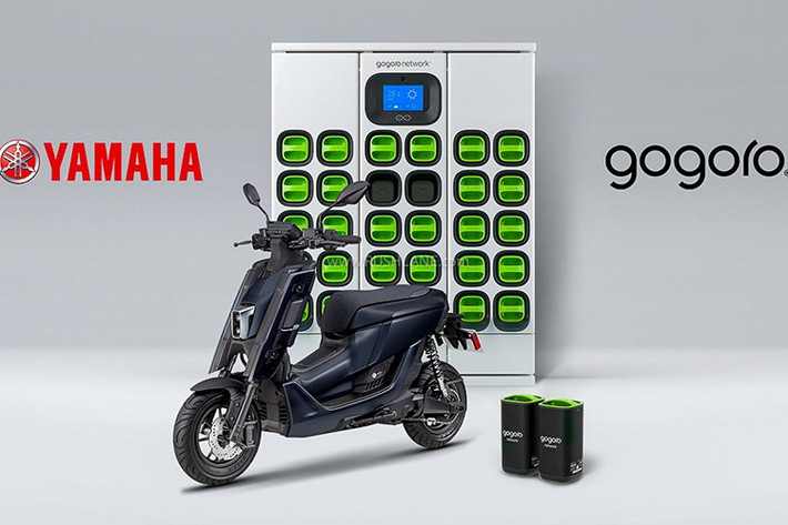Một trong những điểm đáng chú ý nhất trên Yamaha EMF là khả năng tương thích với hệ thống đổi pin của Gogoro. Thay vì phải chờ sạc pin trong nhiều giờ, người dùng chỉ cần mang pin đến các trạm đổi để thay pin mới và tiếp tục hành trình ngay lập tức.