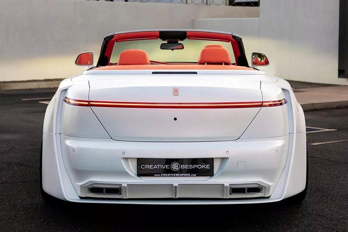 Khi bạn tưởng rằng mọi thứ không thể kỳ quặc hơn thì Venuum lại chứng minh điều ngược lại ở khu vực đuôi xe. Ở đây, hãng độ này đã cắt bỏ hoàn toàn phần đuôi xe nguyên bản của Rolls-Royce Dawn. Thay vào đó là đèn hậu siêu mảnh, dải đèn LED nối liền hai bên, cản sau thiết kế lại với bộ khuếch tán gió hầm hố và cặp ống xả độ. Toàn bộ thân xe đều được phủ màu trắng nhám.