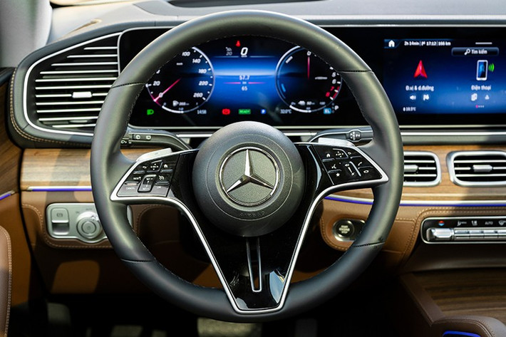 Phía sau vô lăng của GLE 400 E là một màn hình cỡ lớn, gói trang bị Acoustic Comfort với cửa kính tích hợp màn cách âm, chống tia hồng ngoại. Bên cạnh đó, GLE 400 e 4MATIC được trang bị cụm màn hình đôi 12,3 inch, vận hành bởi hệ thống giải trí MBUX thế hệ mới...