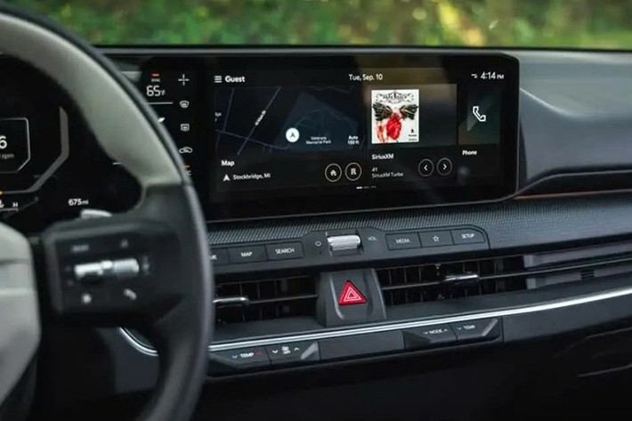 Ngoài ra, những xe Kia K4 206 mới sẽ được trang bị gói Sunroof Package (900 USD) có thể lựa chọn thêm tùy chọn nội thất đỏ – đen mới với chi phí 295 USD.