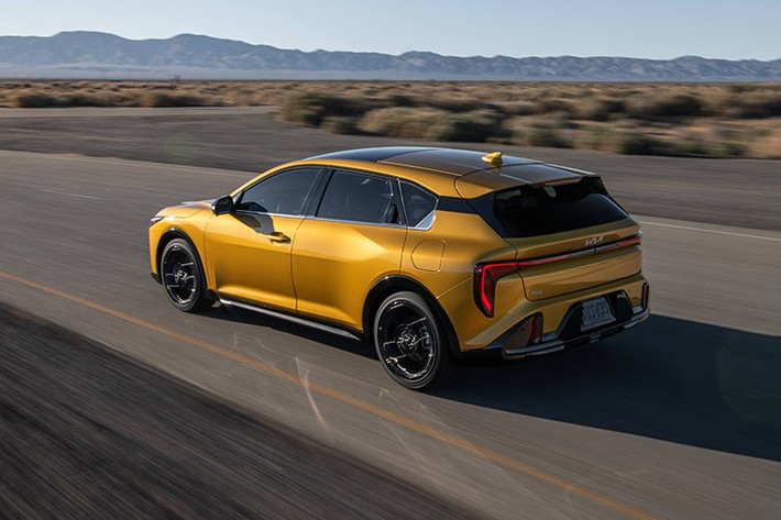 Về an toàn, Kia K4 được trang bị tiêu chuẩn gói công nghệ hỗ trợ lái nâng cao (ADAS) với hàng loạt tính năng như: hệ thống giám sát điểm mù bằng hình ảnh (BVM), hỗ trợ tránh va chạm điểm mù (BCA), kiểm soát hành trình thông minh thế hệ mới (SCC2)...