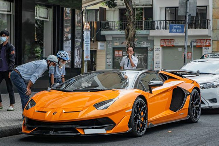 Siêu xe mui trần của Lamborghini Aventador SVJ tăng tốc từ vị trí đứng yên lên 100 km/h chỉ trong thời gian 2,9 giây, chậm hơn 0,1 giây so với bản Coupe và 0-200 km/h trong 8,8 giây. Vận tốc tối đa của siêu xe mui trần Lamborghini Aventador SVJ sẽ là 350 km/h.