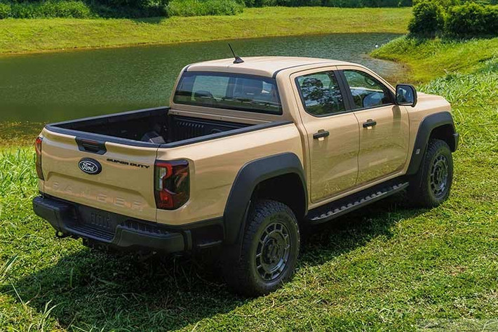 Về an toàn, Ranger SUPER DUTY được trang bị đầy đủ các công nghệ hỗ trợ lái như phanh tự động khẩn cấp, kiểm soát hành trình thích ứng, cảnh báo điểm mù, hỗ trợ giữ làn, camera 360 độ và 7 túi khí. Ngoài ra, xe còn tích hợp các tính năng hỗ trợ off-road chuyên sâu như kiểm soát hành trình địa hình, hỗ trợ quay đầu và hệ thống hỗ trợ lùi xe kéo rơ-moóc.