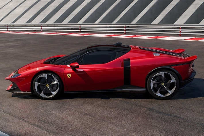 Trái tim của 849 Testarossa là động cơ V8 tăng áp kép 3.9 lít như SF90 nhưng được Ferrari thiết kế lại, sản sinh công suất 819 mã lực khi đạt tốc độ tối đa. Con số này đánh dấu mức tăng 49 mã lực so với động cơ V8 của SF90 thế hệ trước.