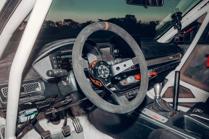 Bên trong, nội thất của Honda Civic Type R HRC Rally XP được hoán cải với khung chống lật, vô lăng đua OMP, bảng đồng hồ taplo tích hợp đèn báo sang số, phanh tay cỡ lớn...