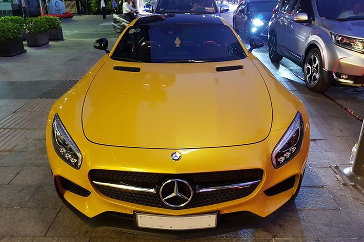 Mercedes-AMG GT S Edition 1 sử dụng động cơ V8, tăng áp kép, dung tích 4.0 lít, sản sinh công suất tối đa 510 mã lực tại vòng tua máy 6.250 vòng/phút và mô-men xoắn cực đại 650 Nm. Động cơ kết hợp cùng hộp số ly hợp kép 7 cấp, nhờ đó, xe chỉ mất thời gian 3,8 giây để tăng tốc lên 100 km/h từ vị trí xuất phát trước khi đạt vận tốc tối đa 310 km/h.