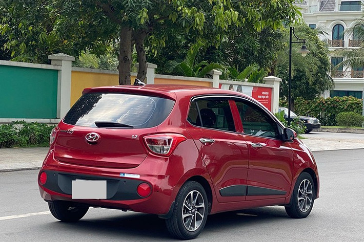 Lợi thế của xe không chỉ là giá bán hấp dẫn mà còn nằm ở thiết kế nhỏ gọn, khả năng luồn lách linh hoạt trong đô thị, ngoại thất ưa nhìn. Hyundai i10 cũ có giá dao động từ 235 - 385 triệu đồng (đời xe từ 2018 – 2023), tuỳ vào chất lượng từng chiếc xe.