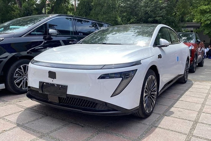 Trong khuôn khổ triển lãm Vietnam AutoExpo 2025 vừa diễn ra tại Hà Nội, mẫu xe điện Nissan N7 bất ngờ xuất hiện tại khu vực lái thử với logo thương hiệu được che kín. Theo chia sẻ từ các nhân viên kỹ thuật, đây chỉ là phiên bản trưng bày phục vụ sự kiện, chưa phải xe thương mại chính thức.