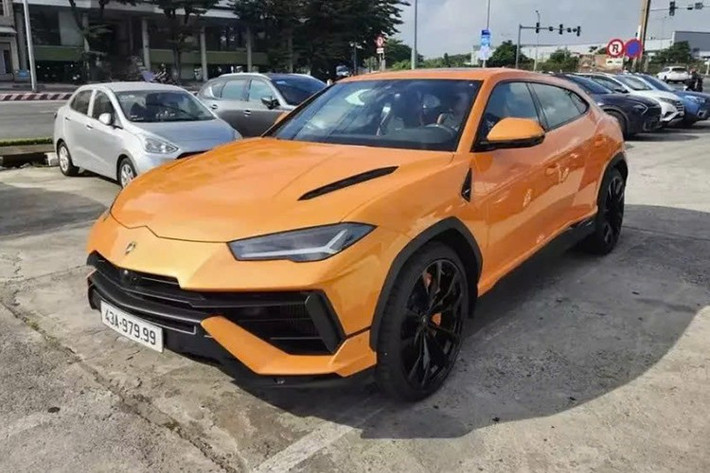 Đây là chiếc Lamborghini Urus S đầu tiên ở Đà Nẵng và chủ xe còn sở hữu rất nhiều siêu xe, xe sang. Đến nay, chiếc xe Lamborghini Urus S đã có biển số, và rất xứng tầm với cách chơi xe của đại gia này khi đã chi gần 300 triệu đồng để đấu giá biển số 43A-97999 cho Lamborghini Urus S.