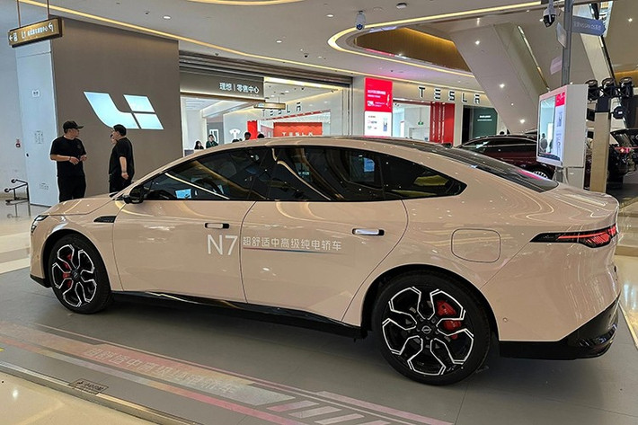 Về khả năng vận hành, Nissan N7 được trang bị hai tùy chọn động cơ điện, cho công suất lần lượt 215 và 268 mã lực, tùy thuộc vào gói pin đi kèm. Hiện vẫn chưa rõ phiên bản cũng như cấu hình động cơ cụ thể của chiếc Nissan N7 được trưng bày tại triển lãm Vietnam AutoExpo 2025. Mẫu xe này hỗ trợ công nghệ sạc nhanh 3C, cho phép sạc từ 10% lên 80% pin chỉ trong 19 phút.