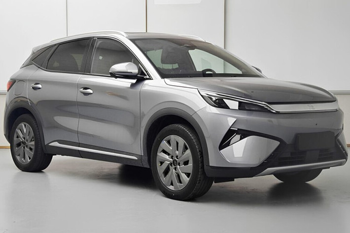 Theo Car News China, Atto 3 mới cũng sẽ sử dụng kiến trúc điện 800 volt, hỗ trợ sạc nhanh DC lên đến 150 kW, gần gấp đôi so với công suất sạc 88 kW của phiên bản hiện tại. Bên cạnh việc nâng cấp hiệu suất, Atto 3 2026 cũng có trọng lượng tăng lên đáng kể – 1.880 kg, so với 1.625 kg trước đó.