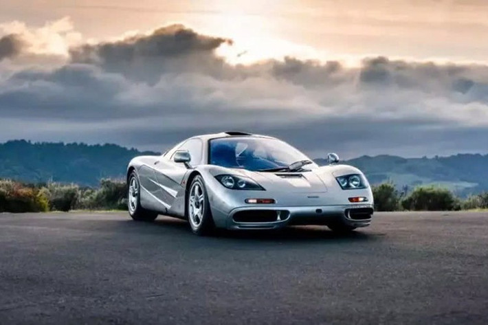 Khi mới ra mắt vào tháng 5/1992, McLaren F1 - biểu tượng xe hơi của Anh quốc được trang bị động cơ BMW này có giá bán lẻ lên đến 540.000 bảng Anh, 1 con số rất khủng tại thời điểm đó, và nhiều người đã cho rằng hãng xe đua McLaren có vấn đề mới bán xe với giá này, tuy nhiên, 106 chiếc đều đã tìm thấy chủ nhân.