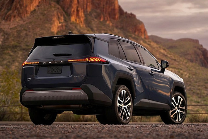 Phiên bản Z được phân biệt bằng các chi tiết sơn đen bóng nhằm tách biệt với hybrid tiêu chuẩn. Trong khi đó, GR Sport sở hữu cản trước thiết kế riêng, bộ mâm đặc trưng, cùm phanh đỏ và cánh gió sau. Tuy nhiên, những thay đổi không chỉ dừng ở hình thức.