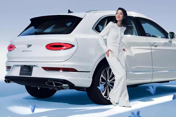 Bentley đã dựa trên Something Blue để thăng hoa thành một mẫu SUV hạng sang dành cho những người phụ nữ hiện đại và năng động. Theo Bentley, cụm từ “Something Blue” trong tên gọi của xe không chỉ đơn thuần là tên một màu sắc, mà còn gửi gắm thông điệp: “Bên cạnh người phụ nữ sống trọn vẹn với hiện tại, luôn có Something Blue”.