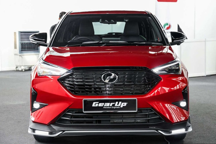 Phiên bản H có giá 81.100 Ringgit (khoảng 522,9 triệu đồng). Cao nhất là bản H hai tông màu, giá 82.000 Ringgit (tương đương gần 529 triệu đồng). Sở hữu thiết kế hiện đại và nhiều trang bị an toàn, Perodua Traz 2026 được xem là đối thủ “khó chịu” của Toyota Yaris Cross tại Đông Nam Á.