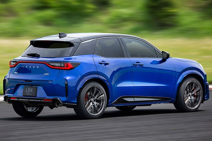 So với phiên bản Lexus LBX thông thường đang bán trên thị trường, phiên bản Morizo RR sở hữu diện mạo thể thao hơn nhưng vẫn giữ sự tiết chế cần thiết của Lexus.
