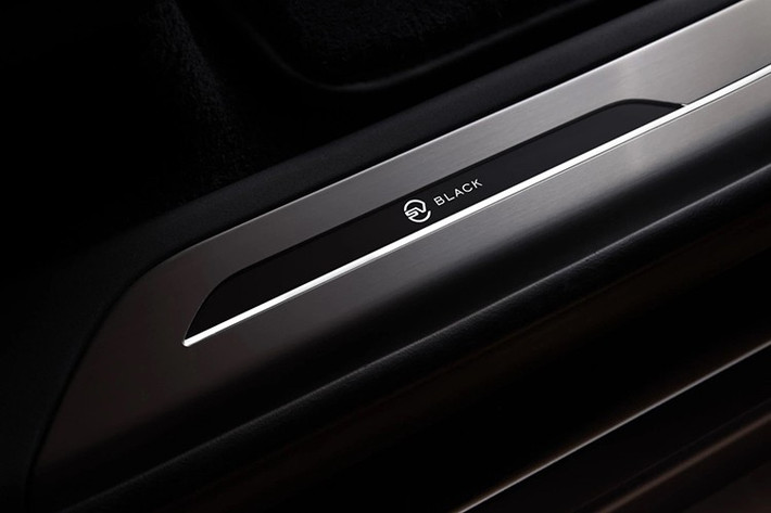 Nội thất của Range Rover SV Black giữ nguyên tông màu đen, điểm nhấn là ốp gỗ Bạch Dương màu đen nhám cùng các chi tiết viền màu Moonlight Chrome. Ghế ngồi bọc da Near-Aniline cao cấp màu đen SV Black Ebony.