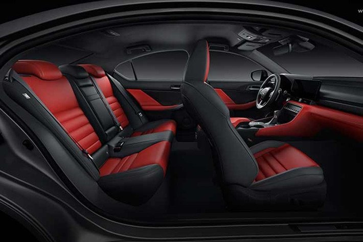 Bảng điều khiển và bệ trung tâm của Lexus IS thế hệ mới cũng đã được thiết kế lại hoàn toàn, tạo nên một bố cục cuối cùng gần gũi hơn với các mẫu xe hiện tại.