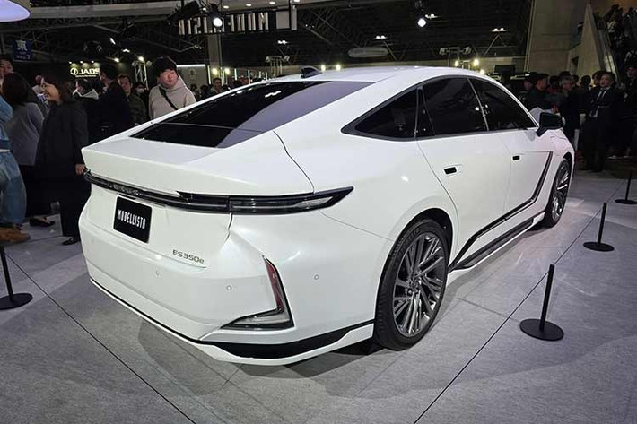 Tuy phạm vi di chuyển của Lexus ES 500e ngắn hơn ở mức 560 km, cả hai phiên bản đều hỗ trợ sạc nhanh DC công suất 150 kW, cho phép sạc từ 10% đến 80% chỉ trong vòng 30 phút.