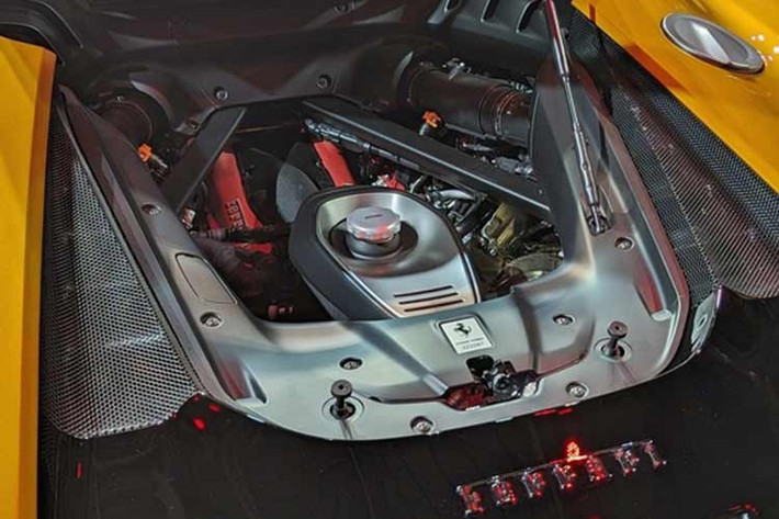 Điểm nhấn lớn nhất nằm ở hệ truyền động. 849 Testarossa trang bị động cơ V8 tăng áp kép dung tích 4,0 lít cho công suất 819 mã lực, kết hợp cùng ba mô-tơ điện bổ sung thêm 217 mã lực, nâng tổng công suất lên hơn 1.035 mã lực. Nhờ đó, xe chỉ mất 2,2 giây để tăng tốc 0–100 km/h, đạt 200 km/h trong khoảng 6,3 giây và vận tốc tối đa hơn 330 km/h.