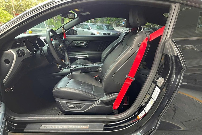 Ford Mustang GT được trang bị đến loại động cơ V8, dung tích 5.0 lít, hút khí tự nhiên, sản sinh công suất tối đa 460 mã lực và mô-men xoắn cực đại 569 Nm. Đi cùng "trái tim" này trên Ford Mustang GT đời 2019 vẫn là hộp số tự động 10 cấp.