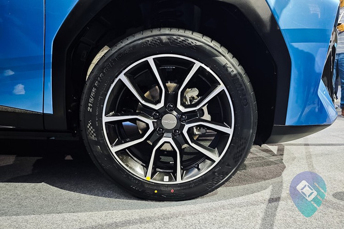 Trong khi đó, cản trước với thiết kế góc cạnh tích hợp hốc hút gió rộng. Chưa hết, Omoda O4 còn sở hữu hốc bánh vuông vức, tay nắm cửa khí động lực học, cột C sơn đen, mâm hợp kim đậm chất thể thao và cụm đèn hậu hình chữ L với đồ họa tia sét độc đáo. Hai bên sườn còn xuất hiện đường dập gân sắc sảo kéo dài từ đầu xe đến đèn hậu.