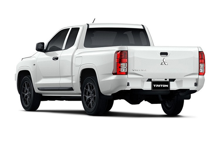 Về ngoại hình, thay đổi đáng chú ý nhất trên Triton Street là thiết kế mặt trước hoàn toàn khác biệt. Mẫu xe này được trang bị lưới tản nhiệt hình lục giác, có cấu hình hoàn toàn độc lập so với phần còn lại của dòng Triton, giúp tách biệt rõ ràng các cụm đèn chiếu sáng.