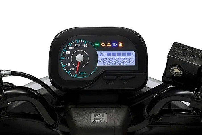 Đèn pha LED hình tròn đặc biệt tích hợp đèn pha và đèn chiếu gần cùng đèn chạy ban ngày, trong khi bảng điều khiển có dạng màn hình LCD kèm báo tốc độ chạy cơ, bao gồm đèn khẩn cấp để cảnh báo ngay lập tức và cổng Quick Charge 3.0 để sạc các thiết bị điện tử.