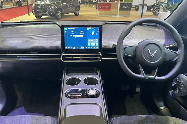 Không gian nội thất của Vinfast Limo Green 2026 ở Indonesia được thiết kế linh hoạt cho cả nhu cầu sử dụng gia đình lẫn mục đích vận hành đội xe dịch vụ. Thiết kế bảng táp-lô tối giản với màn hình trung tâm là điểm nhấn chính.