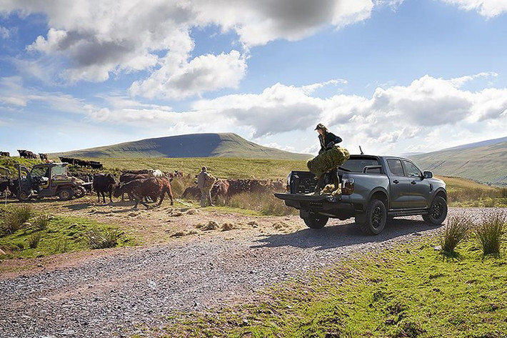 Ngoài ra Ford Ranger 2026 bản nâng cấp vẫn có tùy chọn máy V6 3.0L mạnh 247 mã lực, 600 Nm, đi kèm hộp số tự động 10 cấp và hệ dẫn động cầu sau hoặc 4WD tùy phiên bản.