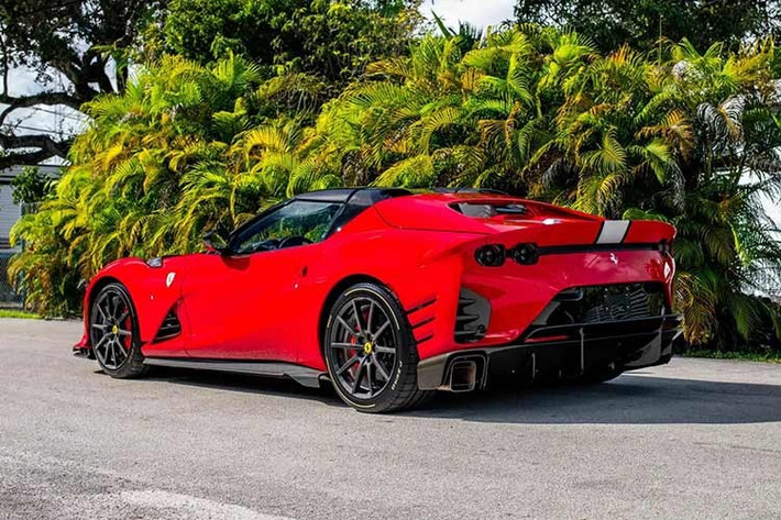 Mức giá khởi điểm của 812 Competizione A khoảng 700.000 USD quy đổi 18 tỷ đồng, và chưa đầy 3 năm sau, một vài xe đã được giao dịch với số tiền trên 2 triệu USD quy đổi khoảng 52 tỷ đồng, đôi khi còn cao hơn.