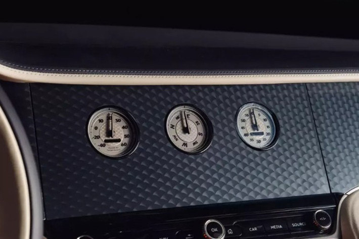 Bentley hoàn thiện bảng táp-lô và ốp cửa bằng veneer Piano Moonbeam mới phủ kim loại đen bóng. Nhôm anodized đen được hãng sử dụng cho bảng điều khiển trung tâm, cửa xe và các chi tiết trang trí. Toàn bộ nút bấm, khe gió và lưới loa đều mang lớp hoàn thiện màu tối satin, tạo điểm nhấn tinh tế nhưng không phô trương.