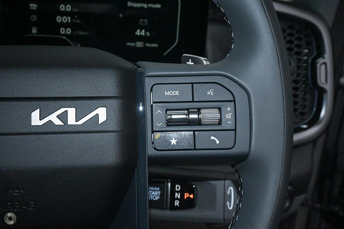 Bên trong, mẫu xe bán tải của Kia được trang bị mặt táp-lô hình chữ nhật, tích hợp bảng đồng hồ kỹ thuật số và màn hình cảm ứng trung tâm cùng có kích thước 12,3 inch. Ở giữa 2 màn hình này còn có thêm một màn hình 5 inch để chỉnh điều hòa, tương tự mẫu ôtô điện Kia EV9.