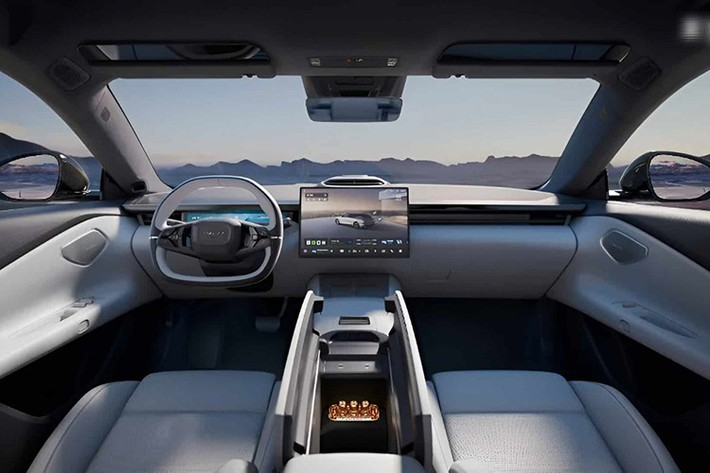 Nằm trong phân khúc sedan cỡ lớn, Lynk &amp; Co 10 EM-P sở hữu kích thước dài x rộng x cao lần lượt 5.050 x 1.966 x 1.487 mm và chiều dài cơ sở 3.005 mm, tương đương với BMW 5-Series G60. Trọng lượng không tải của xe dao động từ 2.137 - 2.257 kg, tùy theo loại pin.