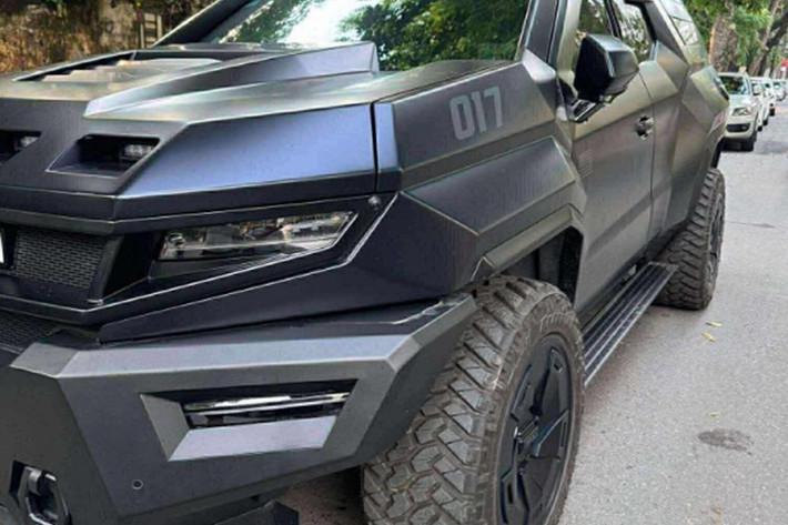 Mẫu Rezvani Vengeance được phát triển dựa trên Cadillac Escalade, ra mắt toàn cầu từ năm 2022. Đầu xe gây ấn tượng với 4 đèn LED trên nắp capo, thanh LED nóc xe, mâm 22 inch kết hợp lốp địa hình cỡ 35 inch, tất cả tạo nên vẻ ngoài đầy cơ bắp, gợi nhớ đến các phương tiện bọc thép quân sự.