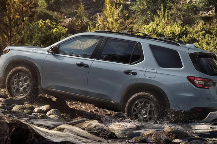 Thay đổi lớn nhất nằm ở phần đầu xe với lưới tản nhiệt dựng đứng, khe hút gió mở rộng và tấm ốp gầm kích thước lớn, mang đến diện mạo đậm chất địa hình.