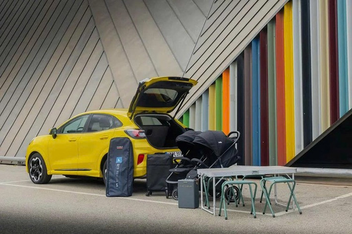 Về thiết kế, Puma Gen-E 2026 không có thay đổi lớn so với phiên bản hiện tại. Xe vẫn giữ kiểu dáng đặc trưng không lưới tản nhiệt, chia sẻ thân vỏ với bản hybrid nhẹ facelift trước đó.