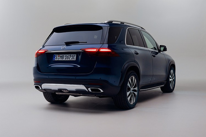 Hệ dẫn động 4MATIC đảm bảo khả năng di chuyển ổn định trên nhiều địa hình, từ phố thị đến đường trường. Mercedes-Benz GLE 400 e 4MATIC hiện được phân phối chính hãng tại thị trường Việt Nam với số lượng giới hạn và mức giá bán khuyến nghị 4,669 tỷ đồng.