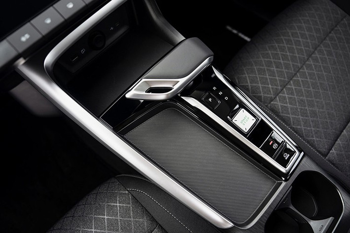 Trung tâm bảng điều khiển là màn hình cảm ứng trung tâm 12,3 inch dạng nổi, hỗ trợ kết nối Apple CarPlay không dây và Android Auto. Phía sau vô lăng, bảng đồng hồ kỹ thuật số 7 inch hiển thị đa thông tin... Ngoài ra, xe còn được trang bị hệ thống điều hòa tự động hai vùng độc lập, cổng sạc USB-C cho hàng ghế sau và camera 360 độ toàn cảnh.