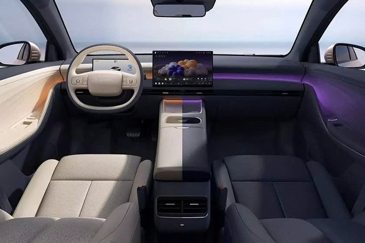 Ở bản cao cấp nhất Max+, xe được trang bị màn hình cảm ứng trung tâm 15,6 inch và ghế lái có tên "ghế mây không áp lực". Ghế được tích hợp 49 cảm biến áp lực, có thể chỉnh điện 14 hướng/làm mát/sưởi/massage đồng thời đi kèm bệ đỡ bắp chân, tựa lưng.