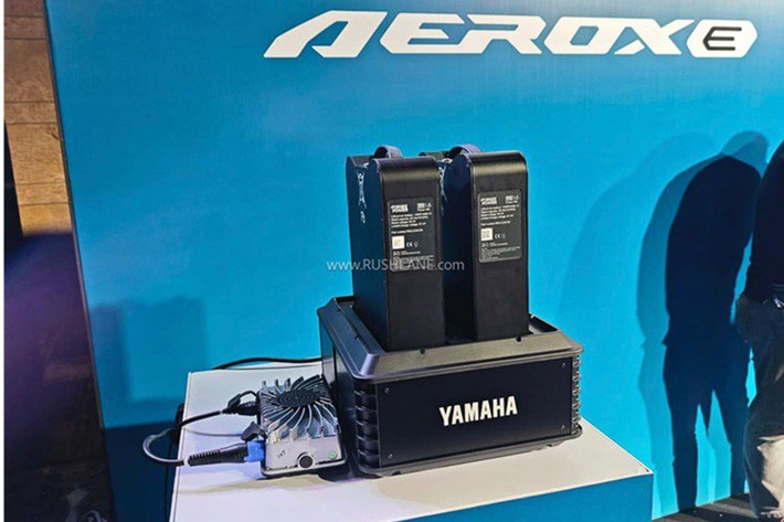 Xe được tích hợp cụm đồng hồ TFT 5 inch có tích hợp chức năng Y-Connect và có hỗ trợ điều hướng trực tiếp từ màn hình, kết nối smartphone để kiểm soát xe toàn diện từ vị trí cuối cùng, bãi gửi xe gần nhất, thời điểm cần bảo dưỡng. Ngoài ra, xe cũng sử dụng chìa khóa thông minh smartkey đem tới các trải nghiệm sử dụng ấn tượng cho người dùng.